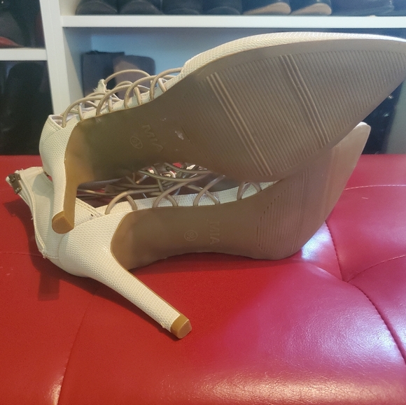 Heels - Picture 4 of 7